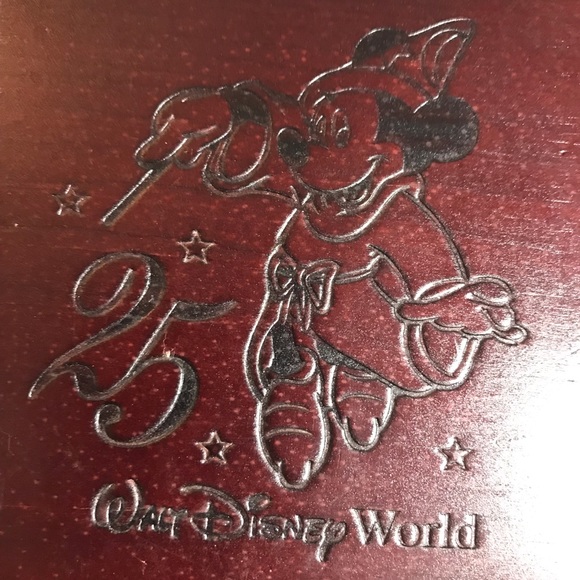 Walt Disney World 25 year watch - Picture 4 of 4